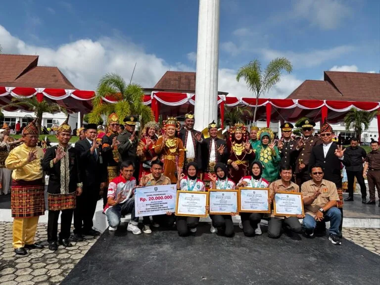 Berhasil Meraih prestasi Di World Rafting Championship (WRC) 2025 Di Malaysia. Atlet Federasi Arung Jeram Indonesia (FAJI) Mendapatkan Hadiah Bonus Dan Piagam Penghargaan Dari Bupati Oku Selatan, Saat Upacara HUT Oku Selatan, Dilapangan Pemkab