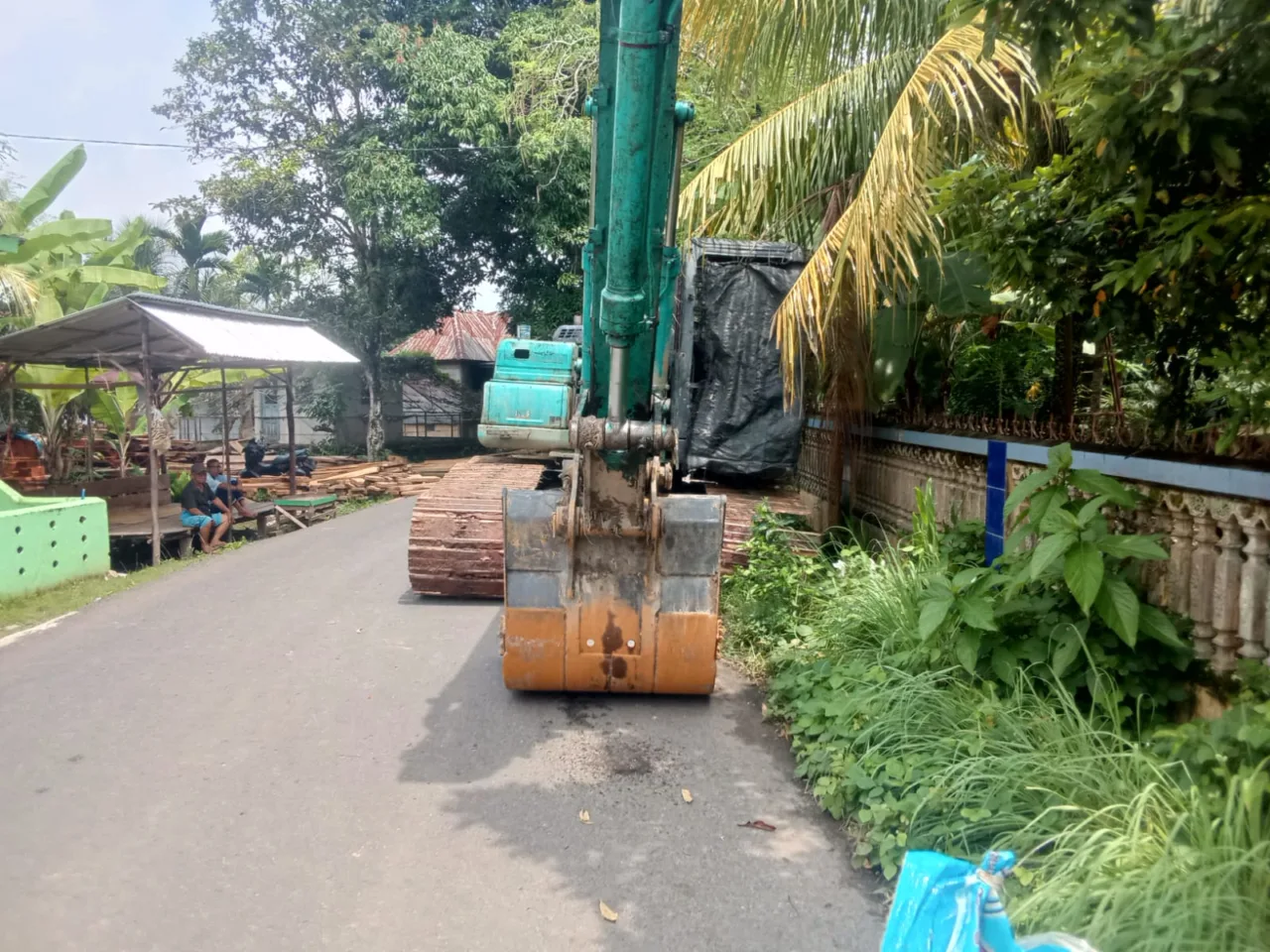 Alat Berat Lintasi Jalan Tanpa Alas Ancam Kerusakan Aspal Warga Desak Agar Pihak Operator Diberikan Sanksi Tegas