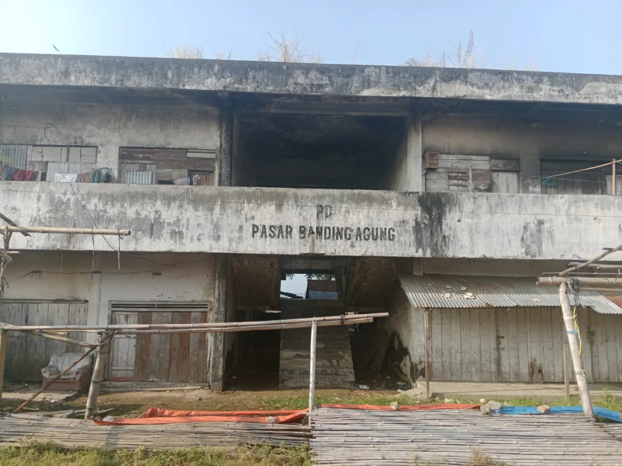 Lapak Pasar Banding Agung Menjadi Rumah Hantu, Masyarakat Serta Pedagang Mengharapkan Bangunan Tersebut Dirobohkan