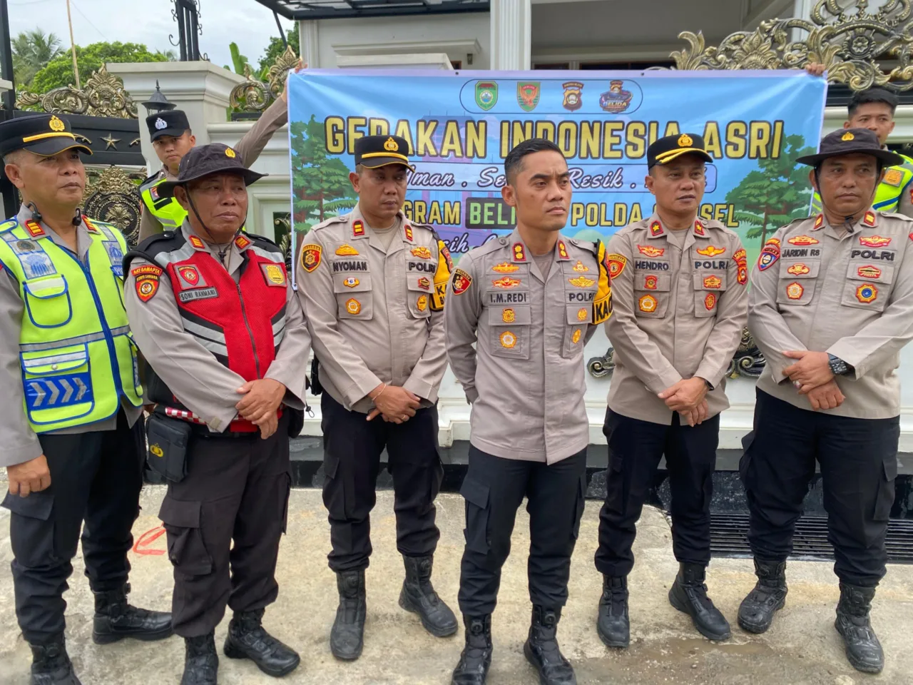 Gerakan Indonesia Asri Program Belinda Polda Sum Sel Polres Oku Selatan Perduli Akan Keselamatan Penguna Jalan Raya Menambal Jalan Yang Berlubang