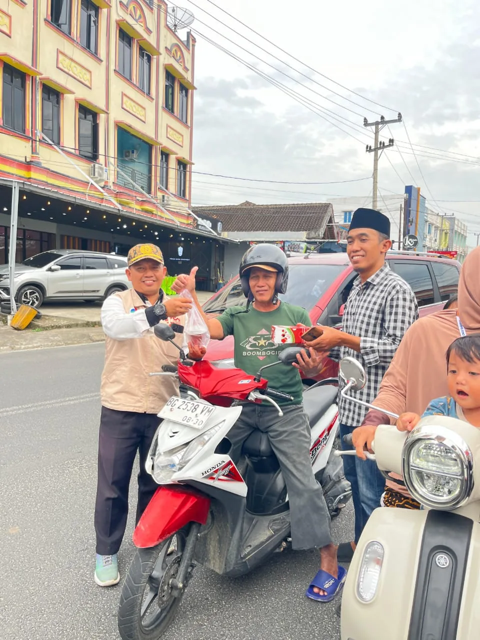 LDII Kabupaten Oku Selatan Berbagi Paket Takjil Ramadhan Kepada Sesama Umat Muslim
