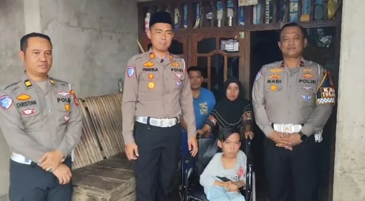 Satlantas Polres Oku Selatan Berikan Bantuan Kursi Roda Pada Penderita Disabilitas Didesa Gunung Terang