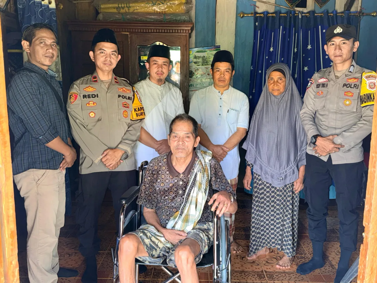 Wujud Kepedulian Polri, Warga Desa Tanjung Jaya Terima Bantuan Kursi Roda