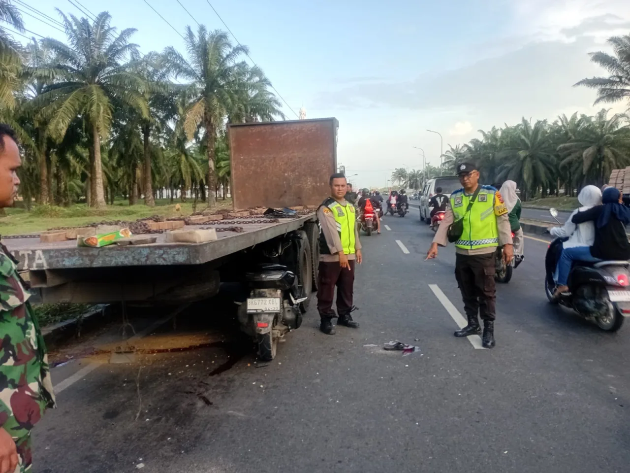 Truk Fuso Tengah Parkir Di Tabrak Sepeda Motor NMax, Merenggut Satu Nyawa Pelajar