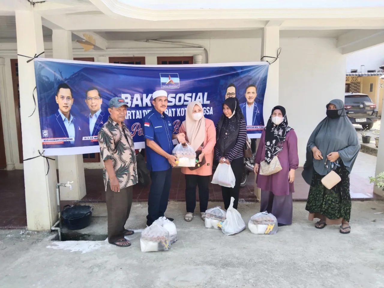 DPC Partai Demokrat Kota Langsa Bagikan Sembako Kepada Masyarakat