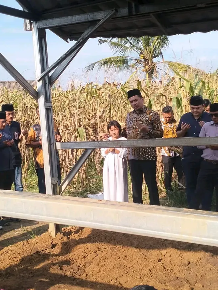 Bupati Oku Selatan Abusama S.H Bersama Ketua TP PPK. Ny. Yohan Yuda Yanti Abusama Hadiri Pemakaman Ketua TP PPK Desa Sukarame