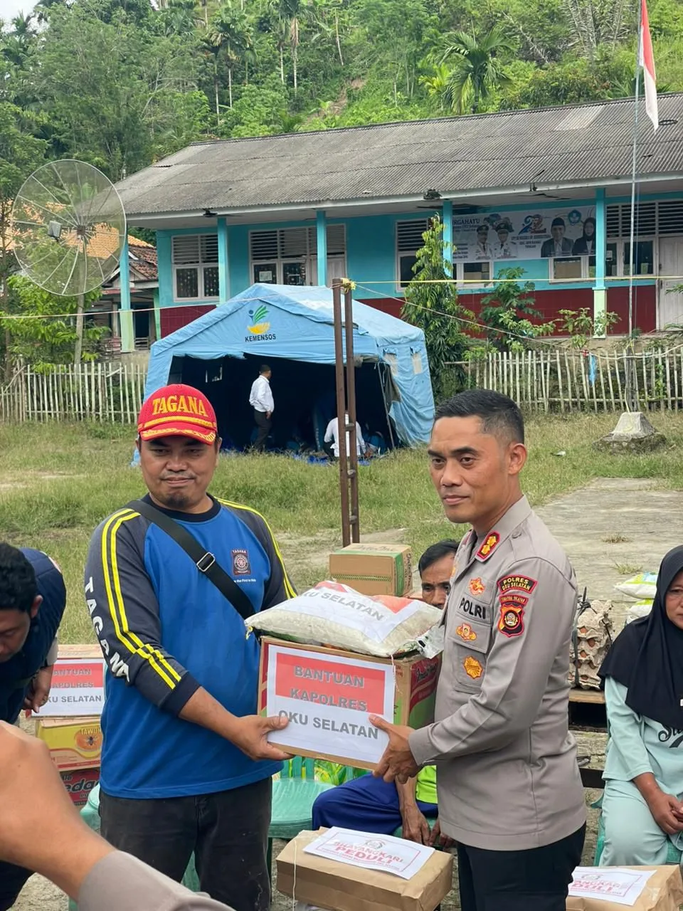 Polres Oku Selatan Dan Bhayangkari Gerak Cepat Bantu Korban Banjir Dan Longsor di Manduriang
