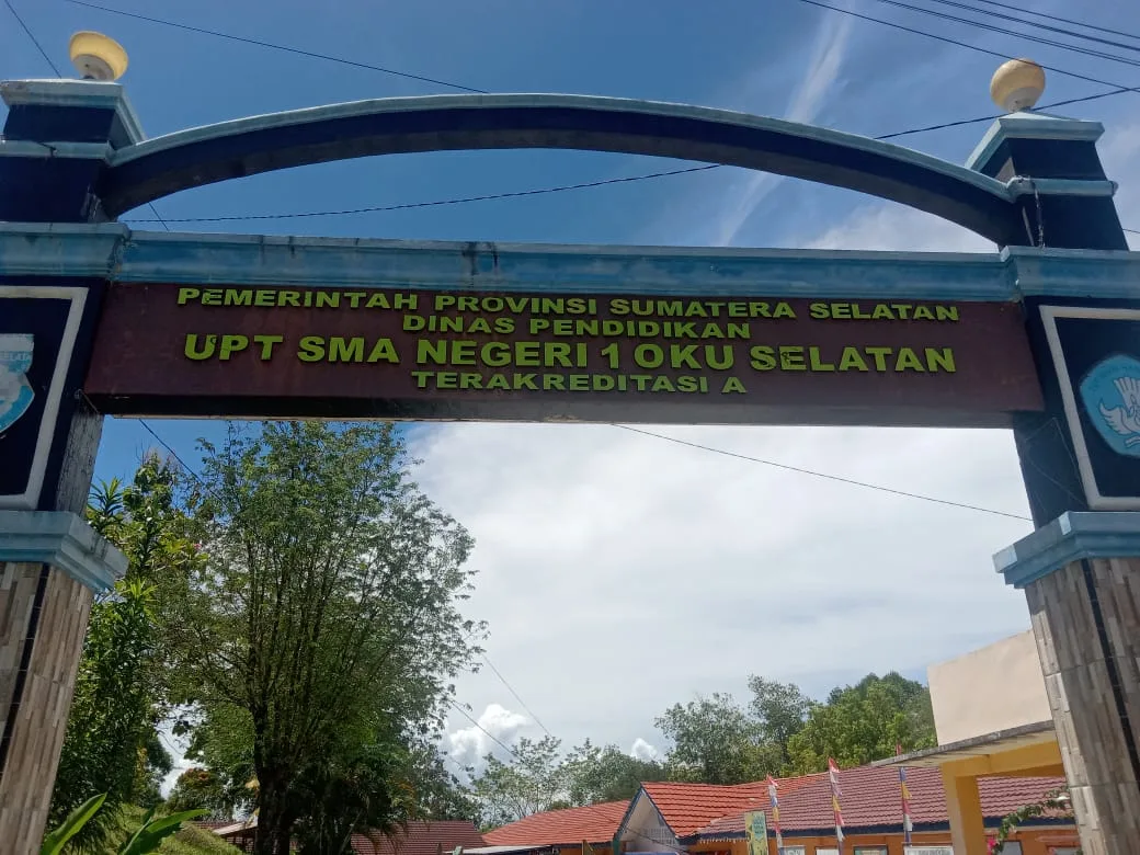 Diduga kepala sekolah SMAN 01 OKU SELATAN Langgar PERMENDIKBUD NO 15 Tahun 2018