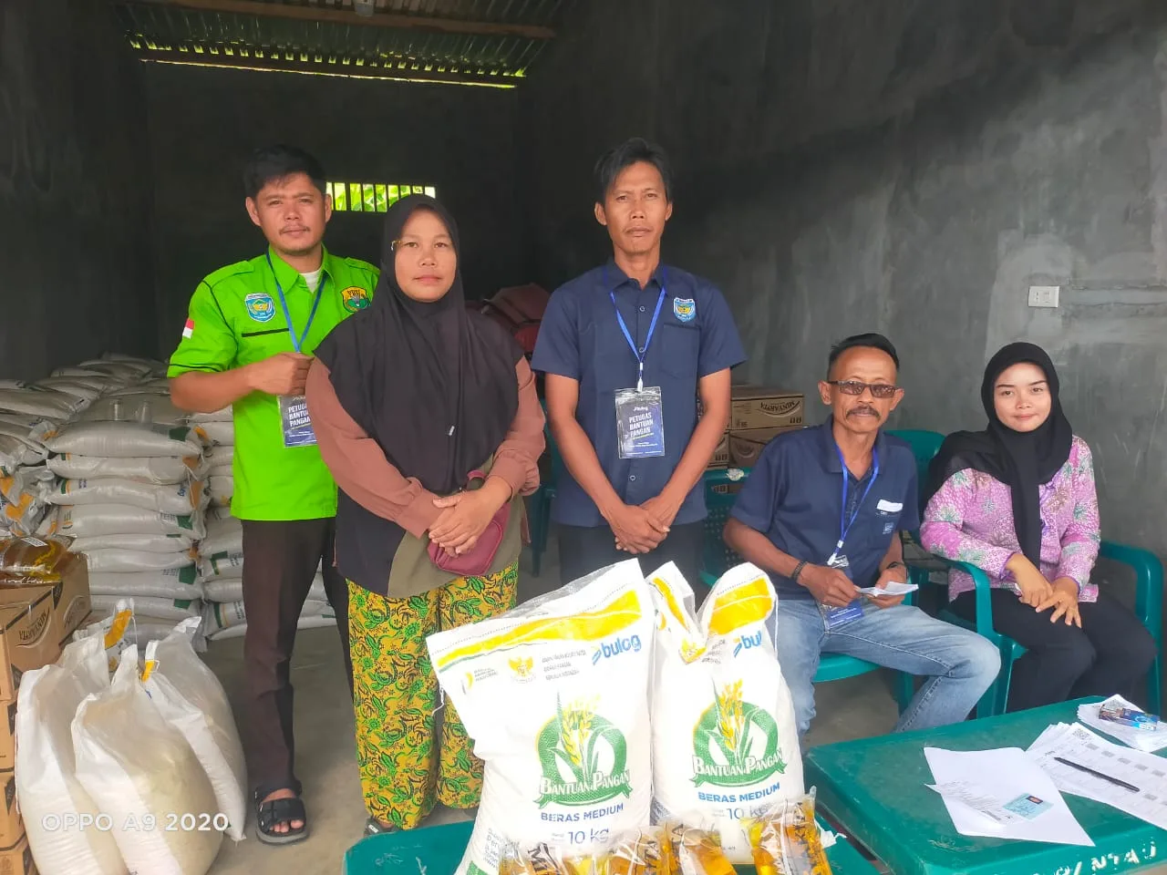 Perduli Warga Kepala Desa Rantau panjang Saluran Kan Bantu Beras Bagi Masyakarat Kurang Mampu