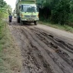 Perusahaan Tegaskan Komitmen Perawatan Jalan yg Dilalui Kendaraan Proyek