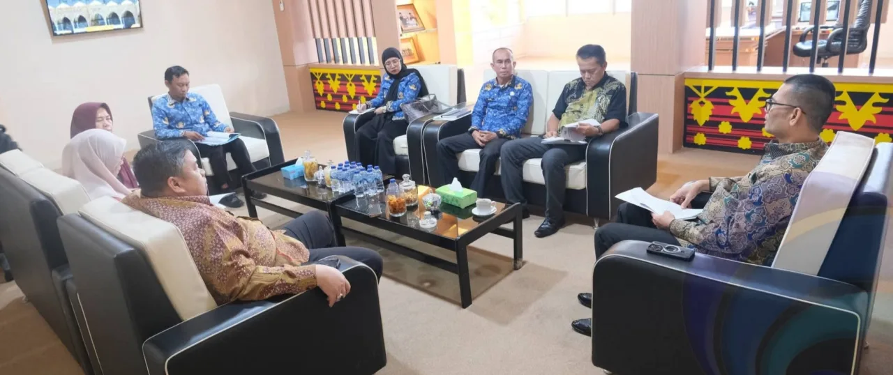Sekda Oku Selatan Pimpinan Rapat Penanganan Jalan Rusak Akibat Longsor