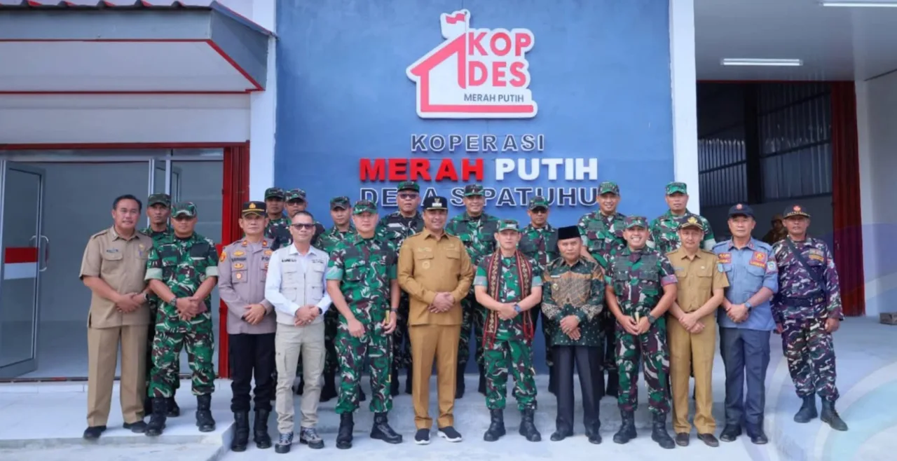 Pangdam II / Sriwijaya Tinjau Koperasi Merah Putih Di Desa Sipatuhu Serahkan Bantuan Dan Cek Kesehatan Gratis