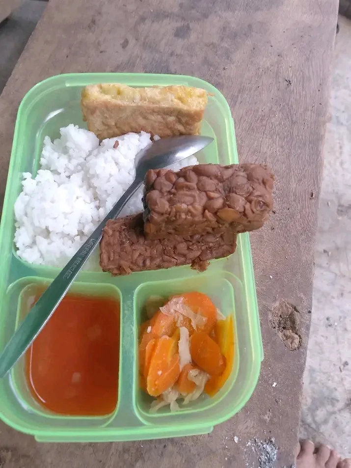 Demi Untuk Meraup Untung Besar Dapur MBG Sunur Raya Diduga Sajikan Menu Seadanya