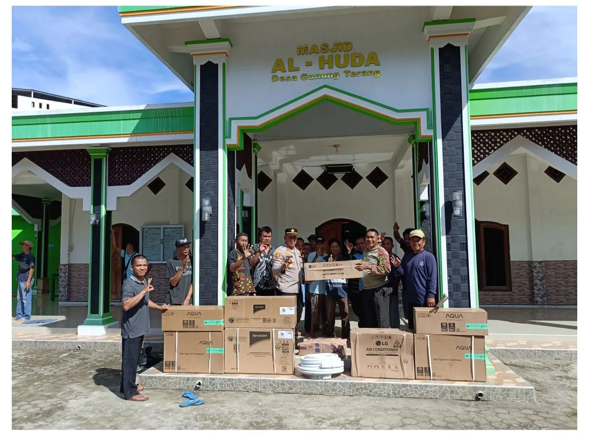 Kapolres Oku Selatan Bantu 4 Unit AC Untuk Masjid Al-Huda Simpang Haji