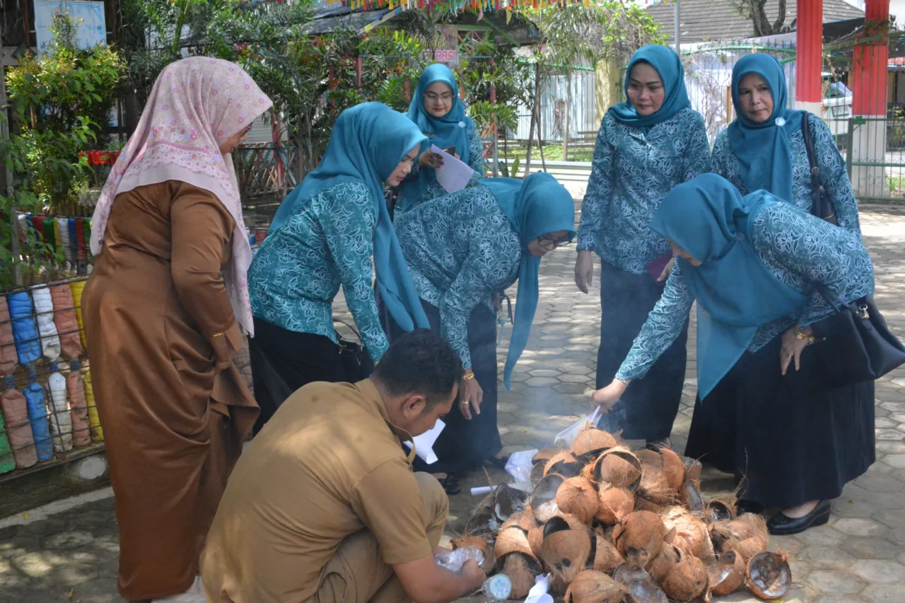 TP PKK Kota Langsa Apresiasi Inovasi Daur Ulang Plastik SD Negeri 2, Sampah Disulap Jadi Produk Bernilai Ekonomi