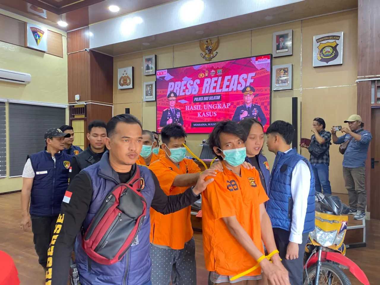 Dalam Rangka Memeriahkan Hari Bhayangkara ke-80, Satuan Reserse Kriminal (Sat Reskrim) Polres Oku Selatan Berhasil Ungkap 10 Kasus Kriminalitas Dan Amankan 13 Orang Tersangka