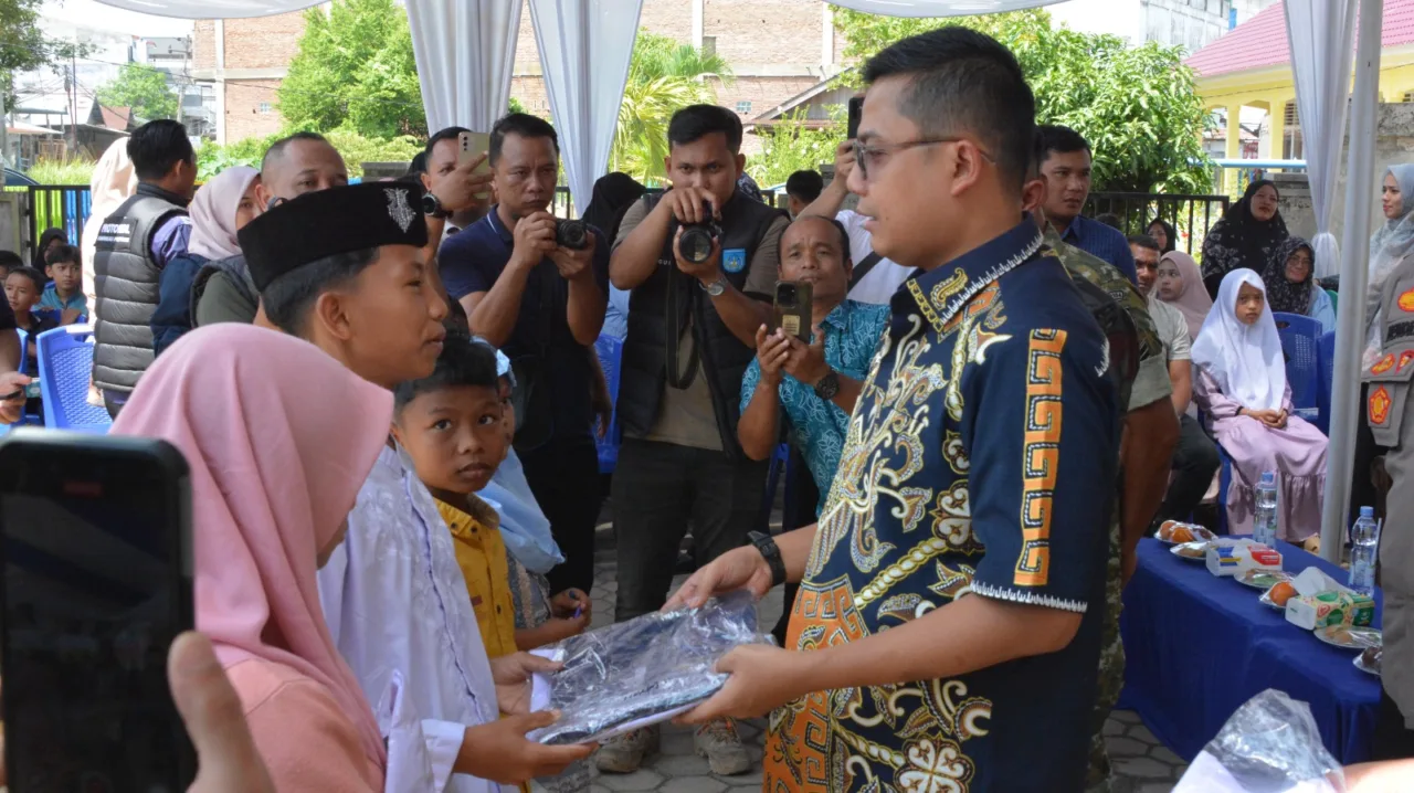 Walikota Langsa Serahkan Seragam Sekolah Gratis bagi Anak Yatim Piatu di Langsa Lama