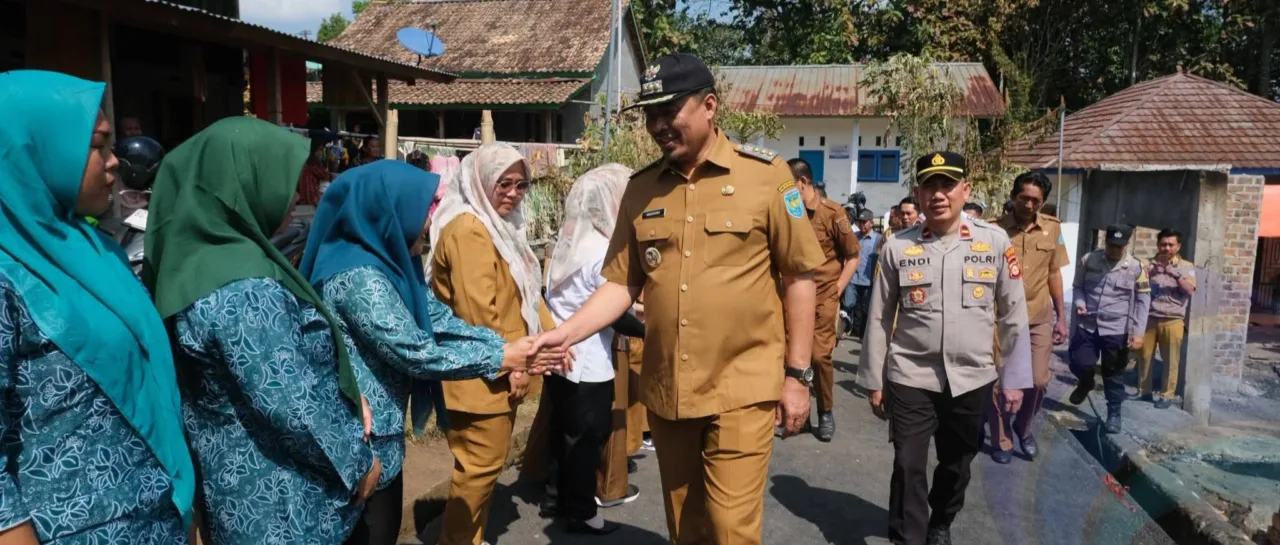 Bupati Ogan Komering Ulu Selatan (OKU Selatan), Abusama, S.H Serahkan Kepada Korban Kebakaran