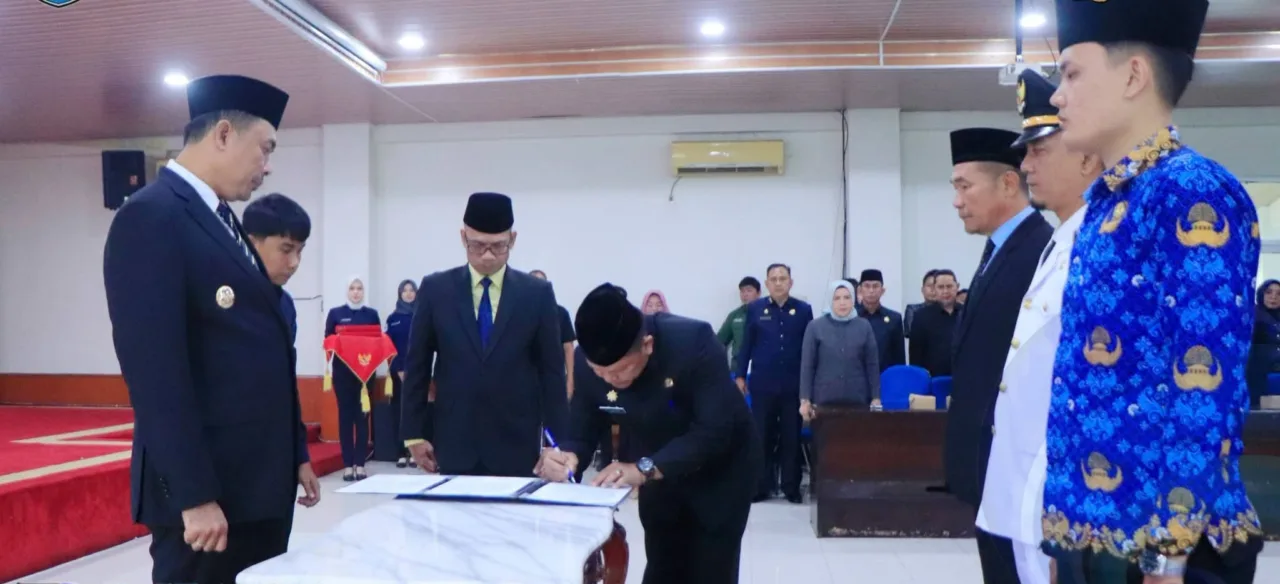 Bupati Ogan Komering Ulu Selatan Selatan Abusama, S.H., Secara Resmi Melantik Dan Mengambil Sumpah Jabatan Pejabat Pimpinan Tinggi Di Oku Selatan