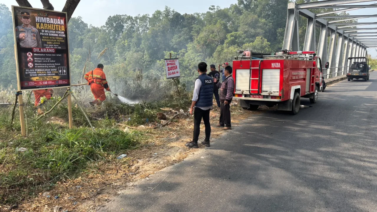 Personil Polsek Banding Agung Gerak Cepat Memadamkan Titik Api Di Bawah Jembatan Kayu Mulu Dan Di Pinggir Jalan Raya Ranau